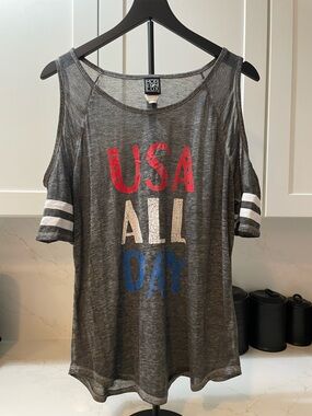 MODERN LUX USA All Day Cold Shoulder, Tee Gray with Red/White/Blue Print (0026)